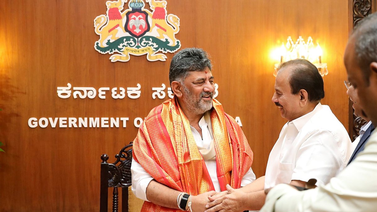 Former Union minister Venugopal Chary meets Karnataka CM Shivakumar