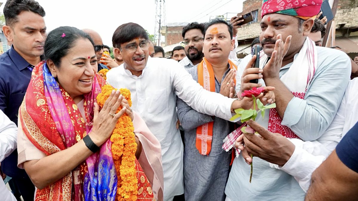 Delhi CM Rekha Gupta welcomed by BJP workers in Varanasi
