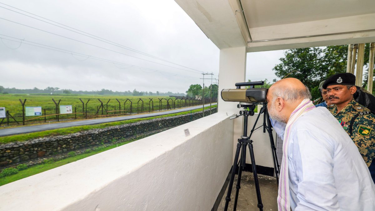 Amit Shah inspects BSF surveillance system in Darjeeling