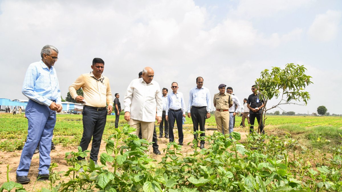 Gujarat CM interacts with Mahundra village farmers