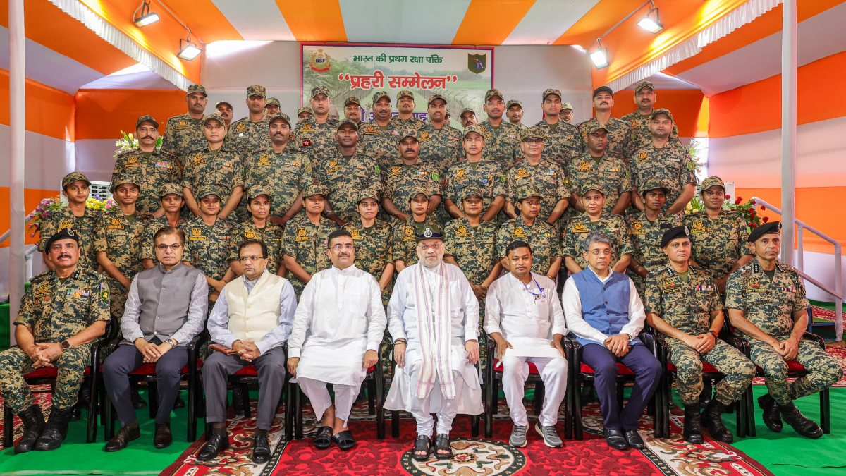 Amit Shah clicks group photo with BSF at Siliguri border outpost