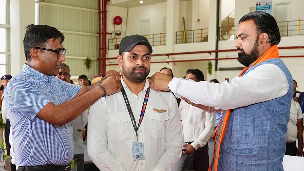 Bihar CM pins badge to pilot trainees in Patna