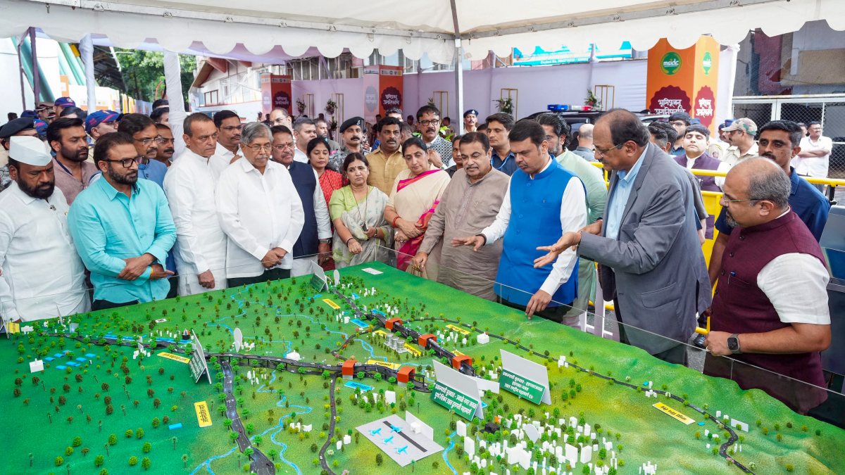 Maharashtra CM Fadnavis inspects expressway models with Gadkari