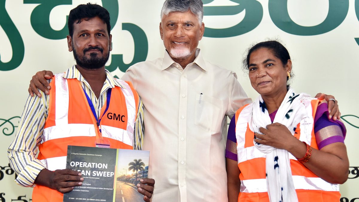 Naidu awards clean sweep performers in Andhra