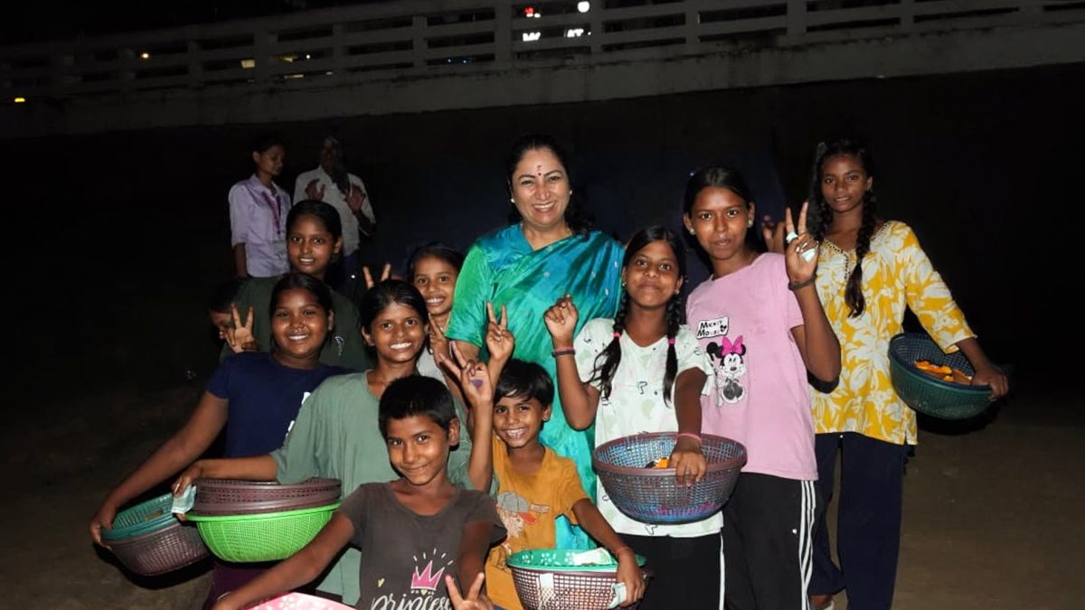 Delhi CM Rekha Gupta visits Dashashwamedh Ghat in Varanasi
