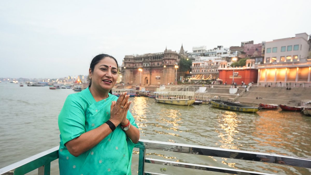 Delhi CM Rekha Gupta visits Dashashwamedh Ghat in Varanasi
