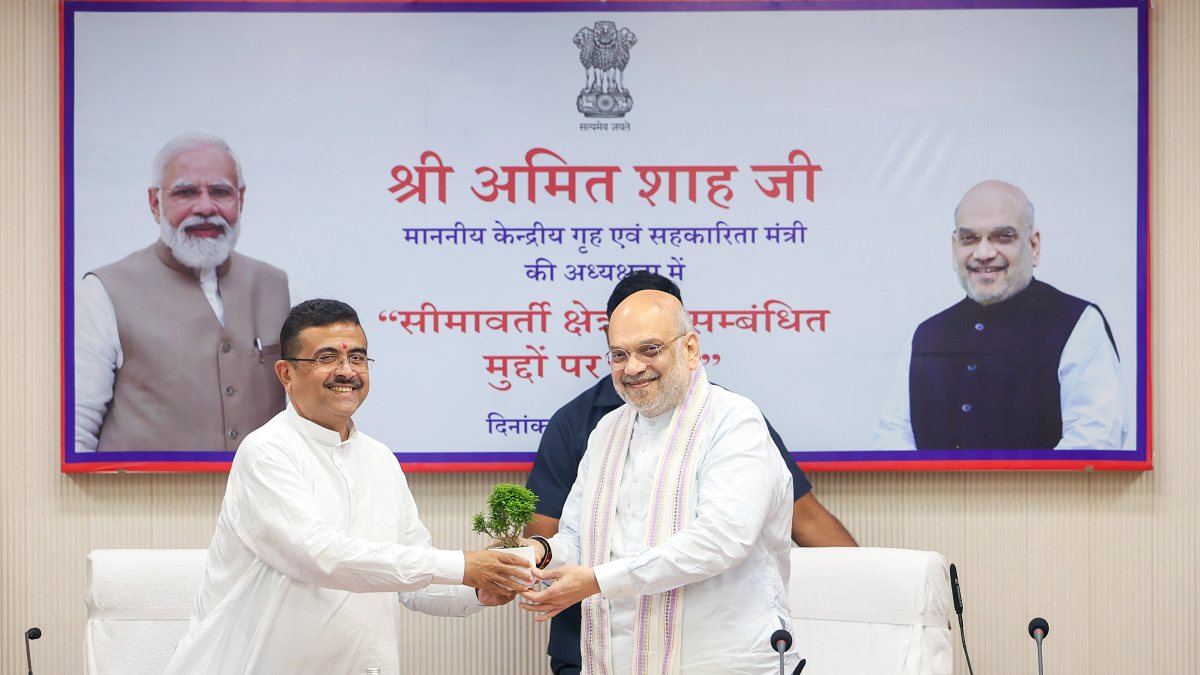 Amit Shah felicitated by Suvendu Adhikari in Siliguri