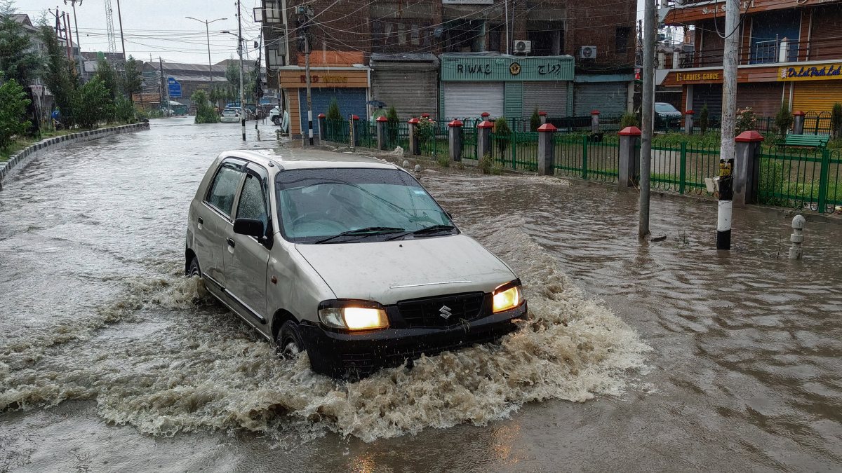 Vehicle wades through waterlogged Srinagar street amid heavy rain