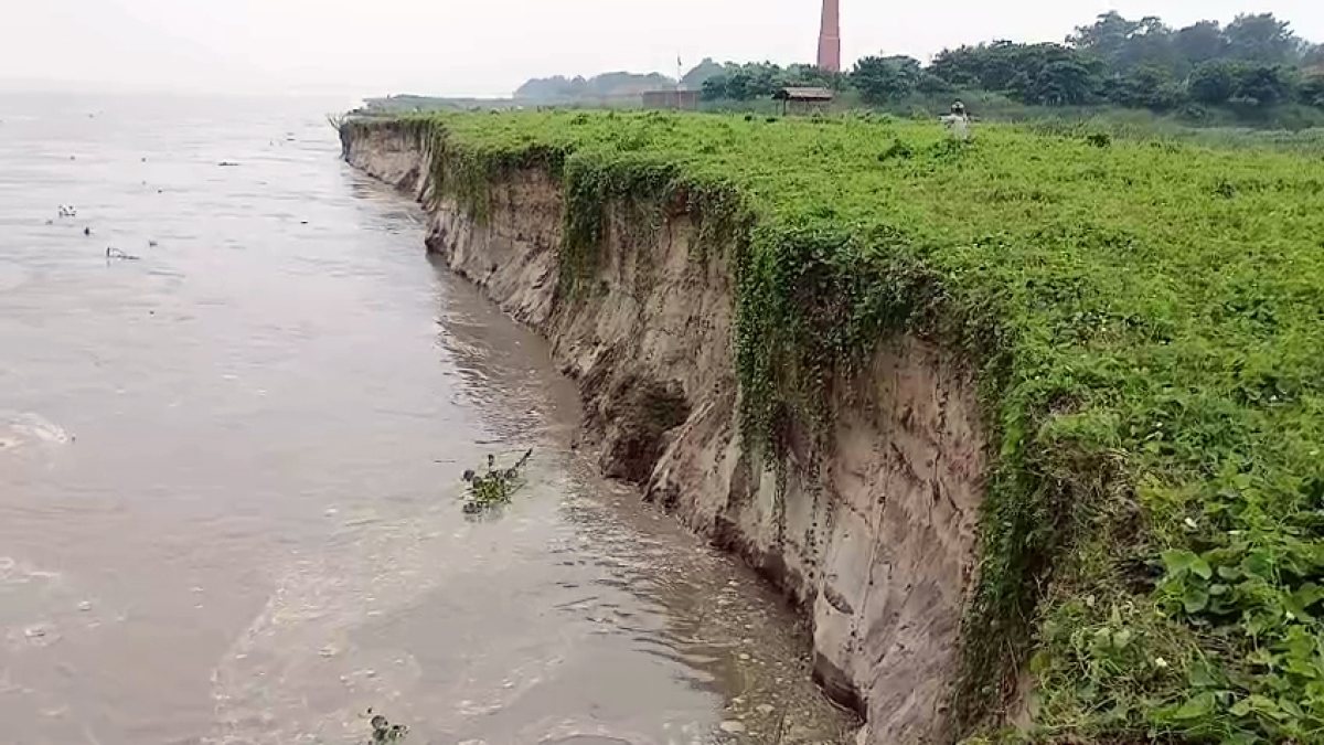 Ganga river erosion swallows farmland in Patna