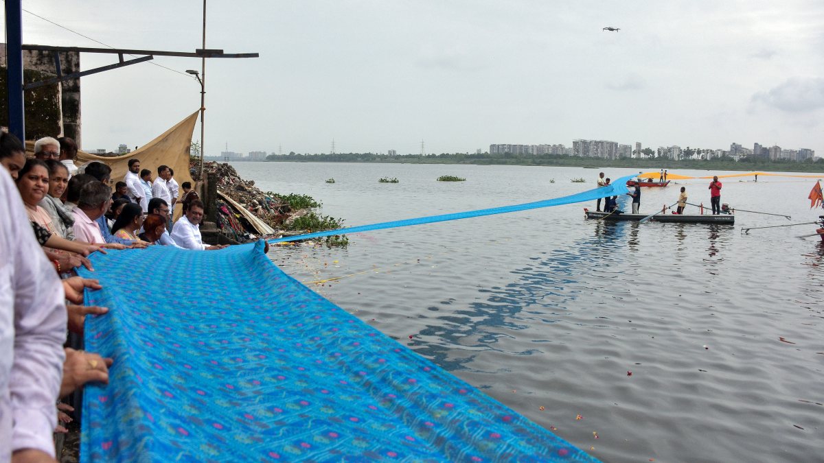 Devotees celebrate Tapi river's birthday with Maha Aarti