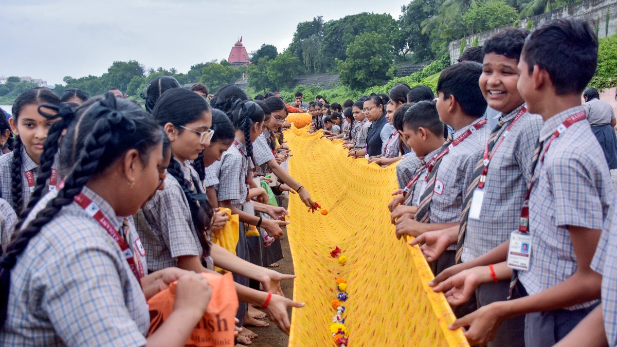 Surat celebrates Tapi river’s birthday with 1,100-metre Chunari