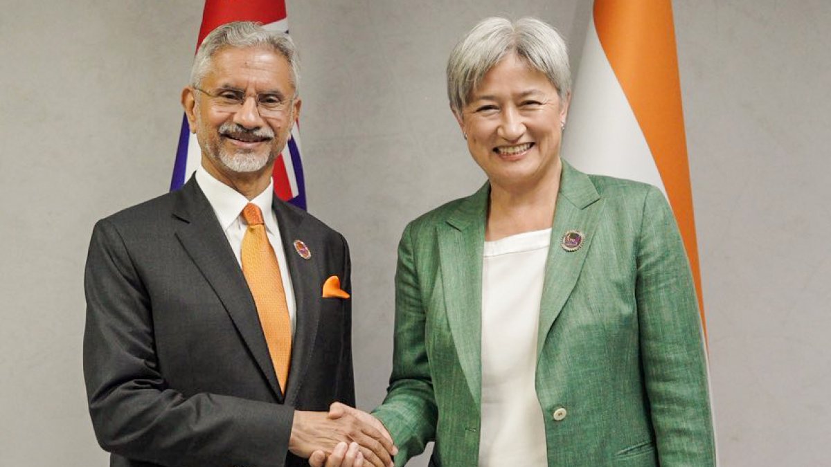EAM Jaishankar meets Australian FM Penny Wong in Manila