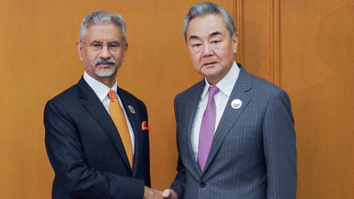 Jaishankar meets Chinese FM Wang Yi in Manila