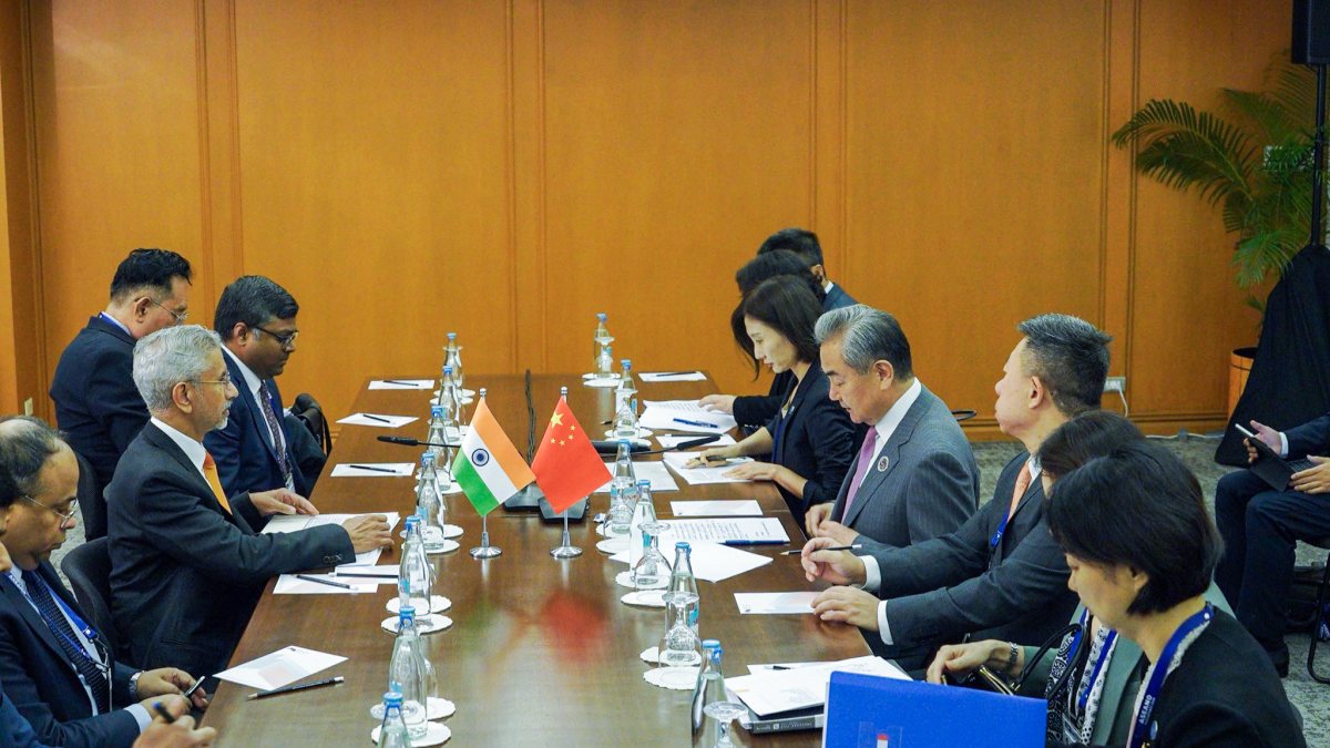 Jaishankar meets Chinese FM Wang Yi in Manila