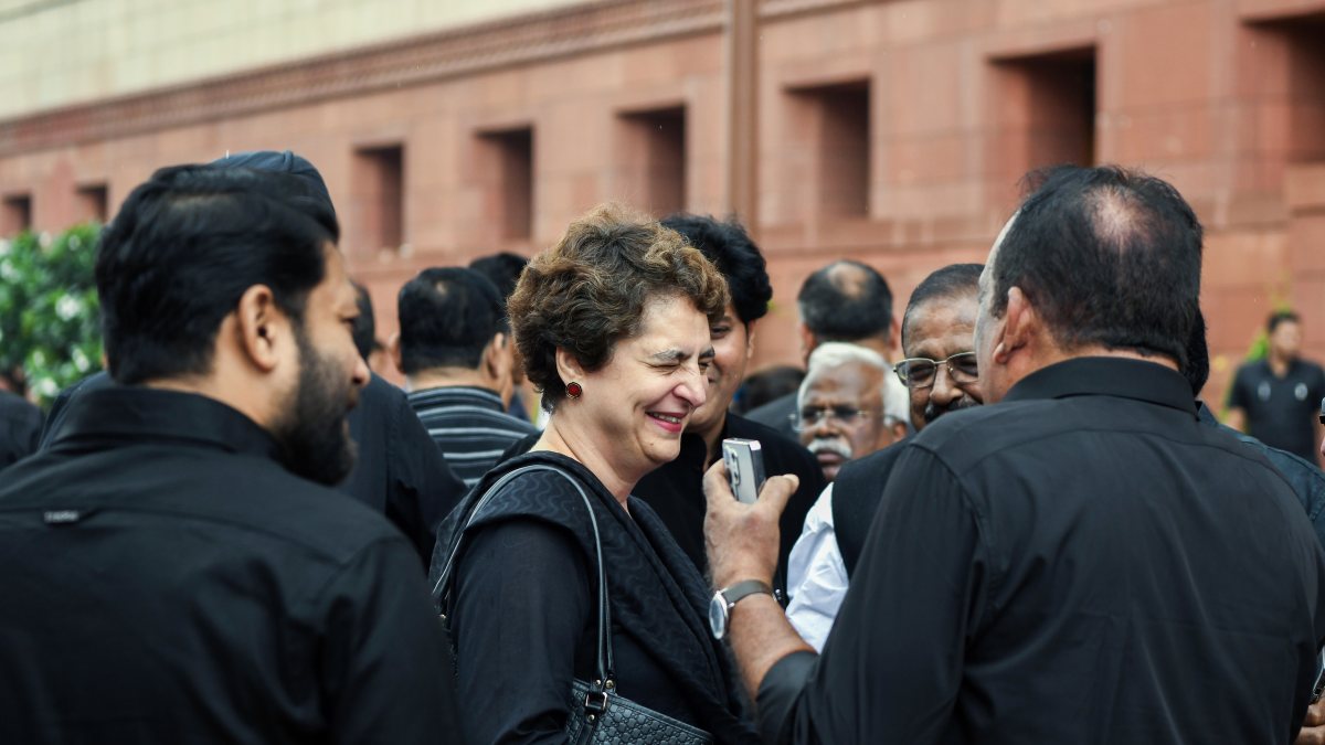 Congress MPs in black protest against government at Parliament