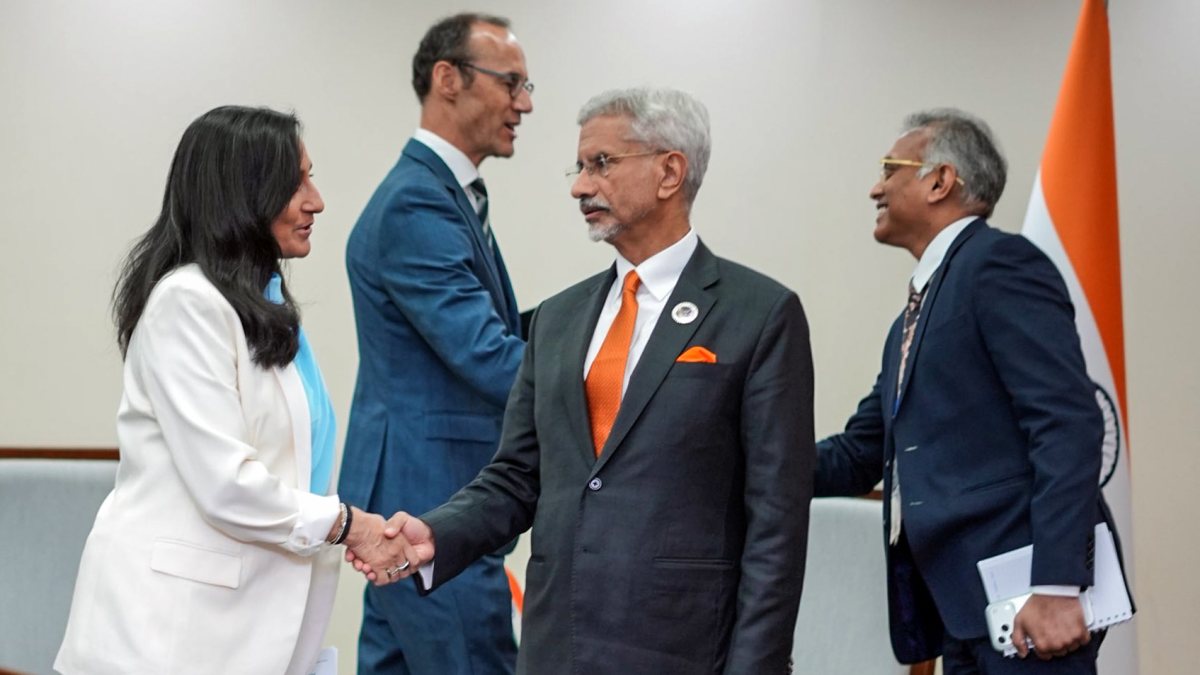 Jaishankar meets Canadian FM Anita Anand in Manila