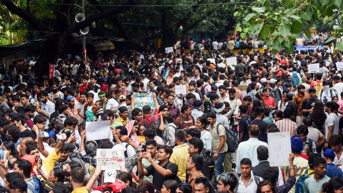 Cockroach Janta Party protests at Jantar Mantar against education minister