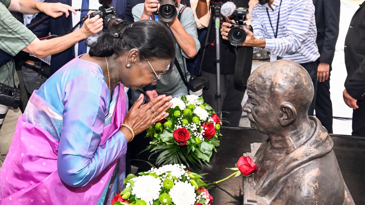 President Murmu unveils Gandhi bust in Skopje