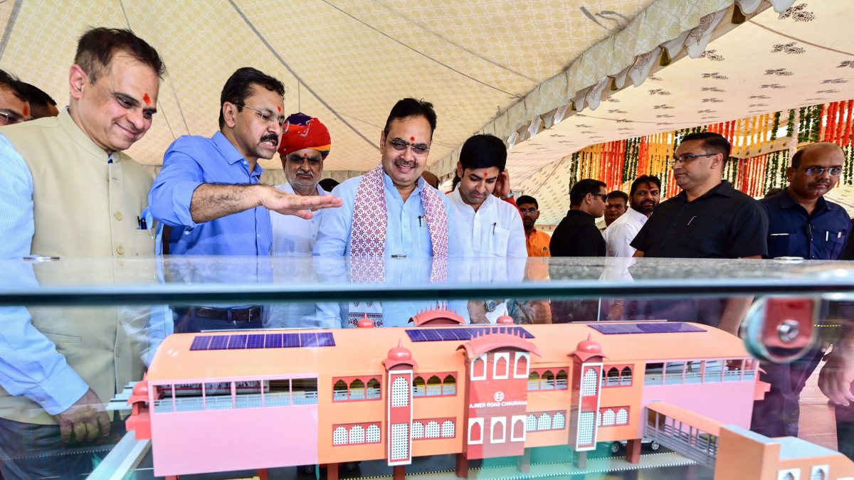 Rajasthan CM inspects Jaipur Metro Phase-2 model
