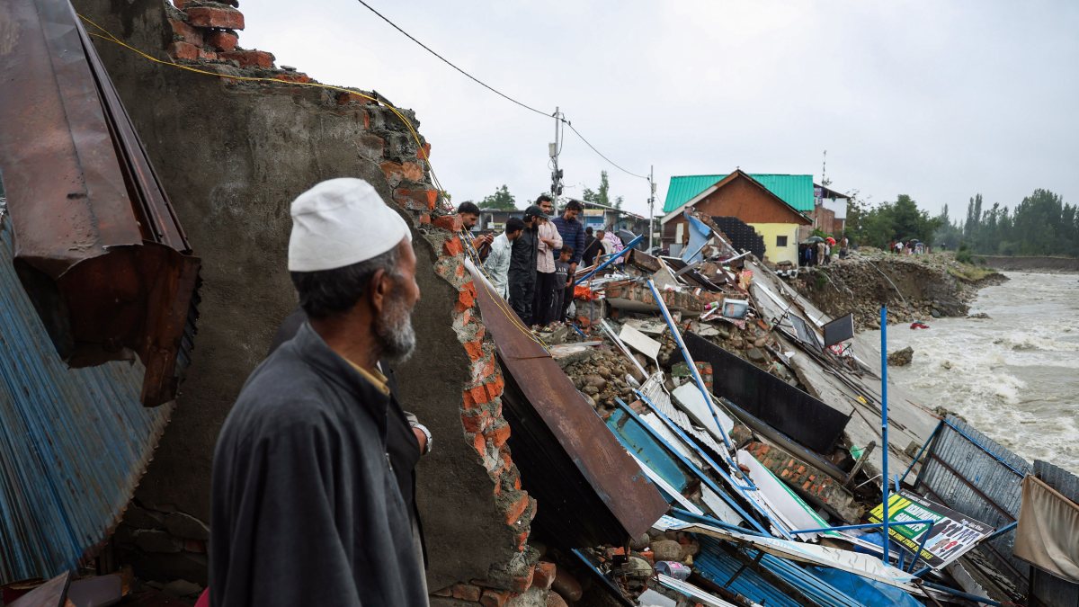 Flash floods sweep away shopping complex in Budgam