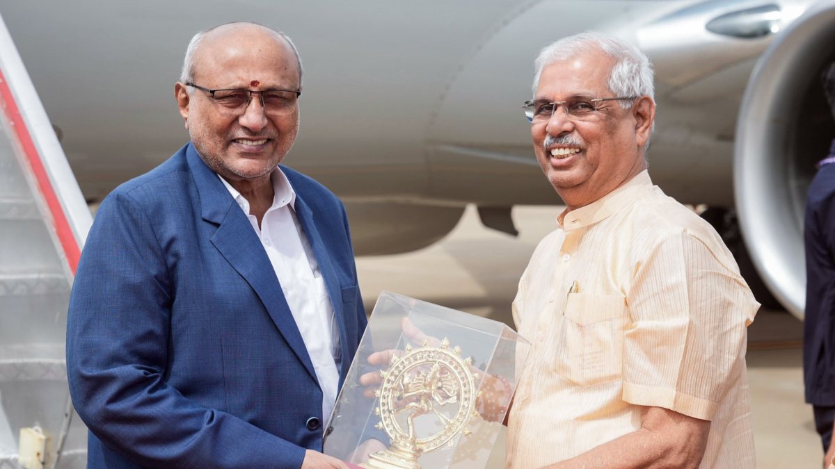 Tamil Nadu governor receives VP at Coimbatore airport