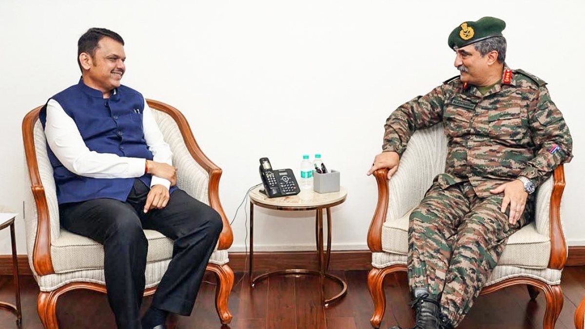 Lt Gen Rajesh Pushkar meets Maharashtra CM Fadnavis
