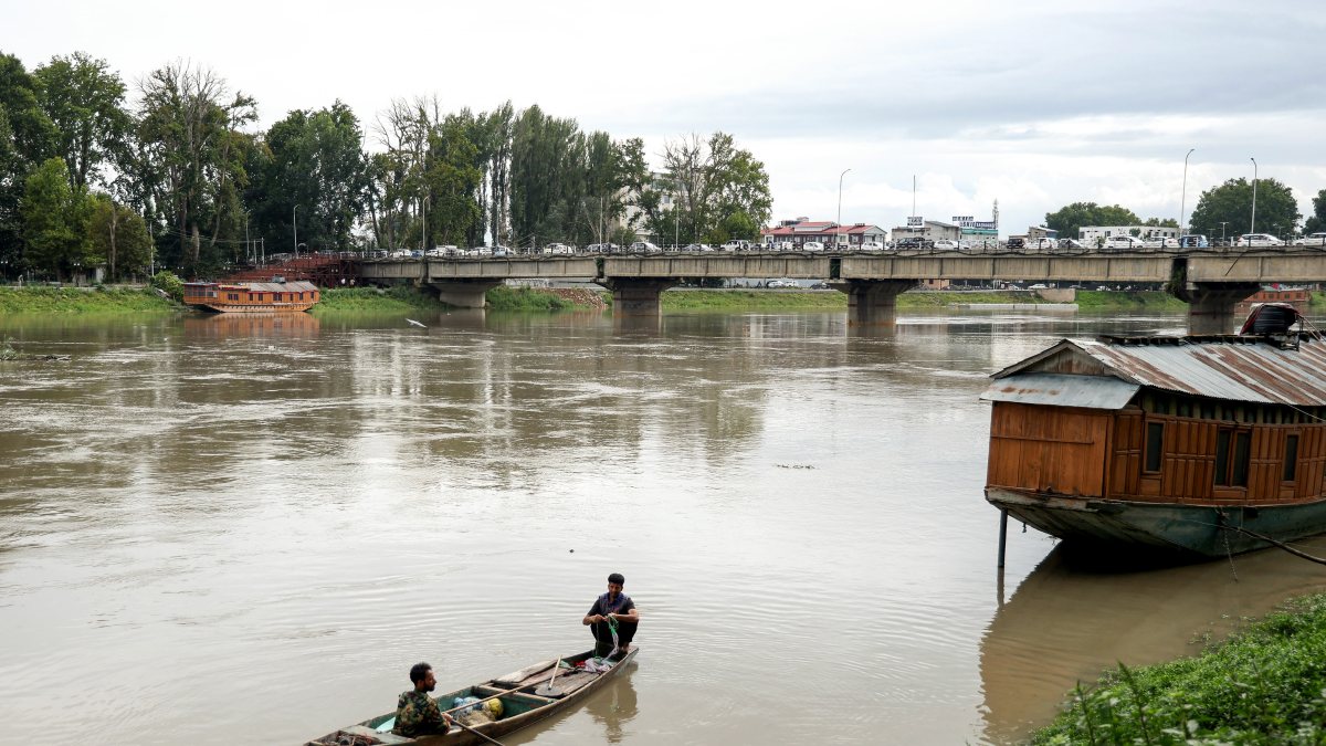 Jehlum River crosses flood mark in Srinagar