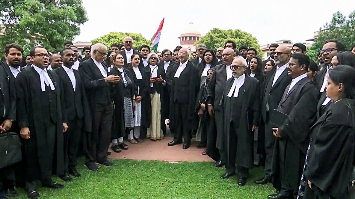 Supreme Court lawyers recite preamble in democracy campaign