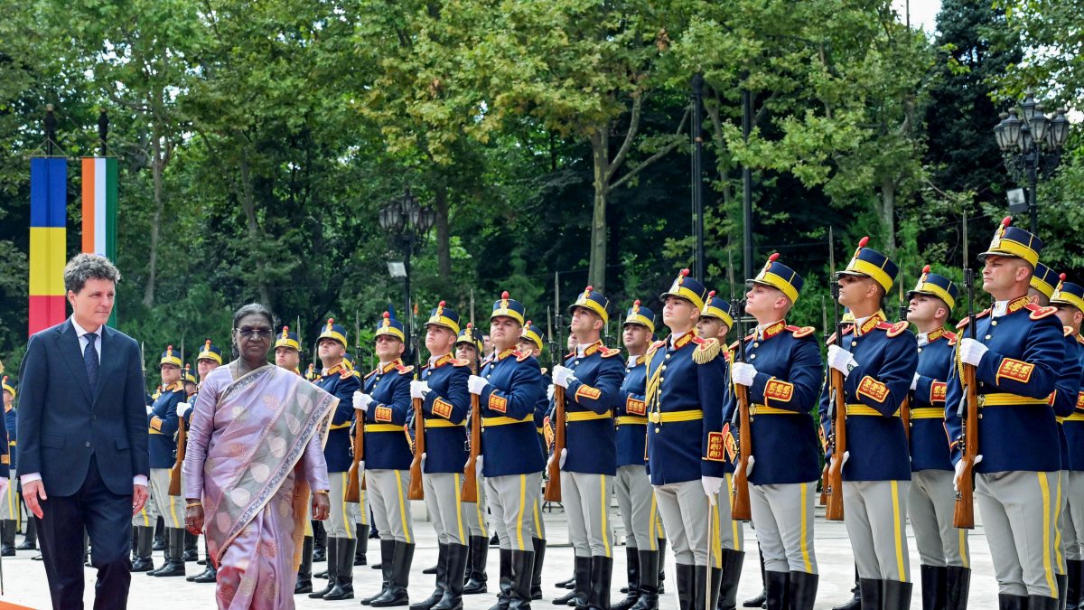 President Murmu inspects Guard of Honour in Bucharest
