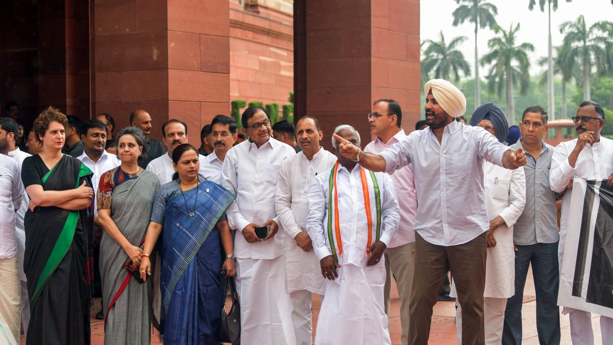 Opposition MPs protest demanding education minister's resignation