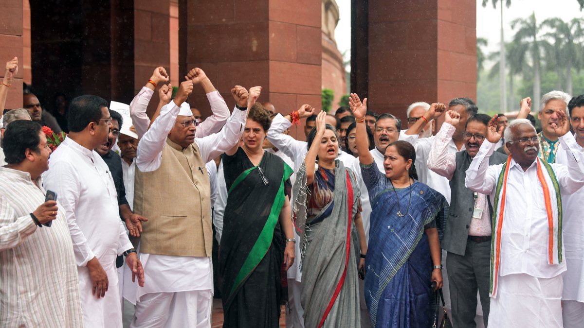 Opposition MPs protest demanding education minister's resignation