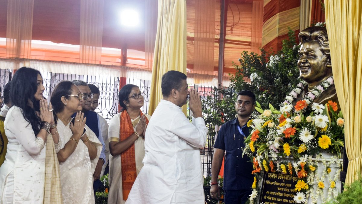 West Bengal CM Adhikari pays tribute to Uttam Kumar on death anniversary
