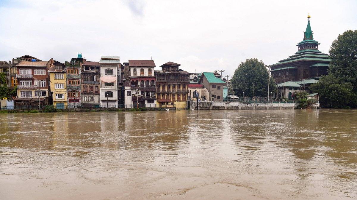 Jhelum River overflows after heavy rainfall in Srinagar