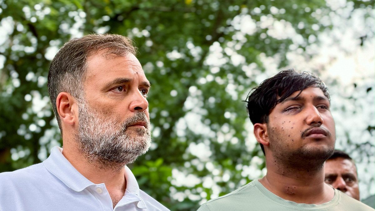 Rahul Gandhi meets student injured in Delhi protest