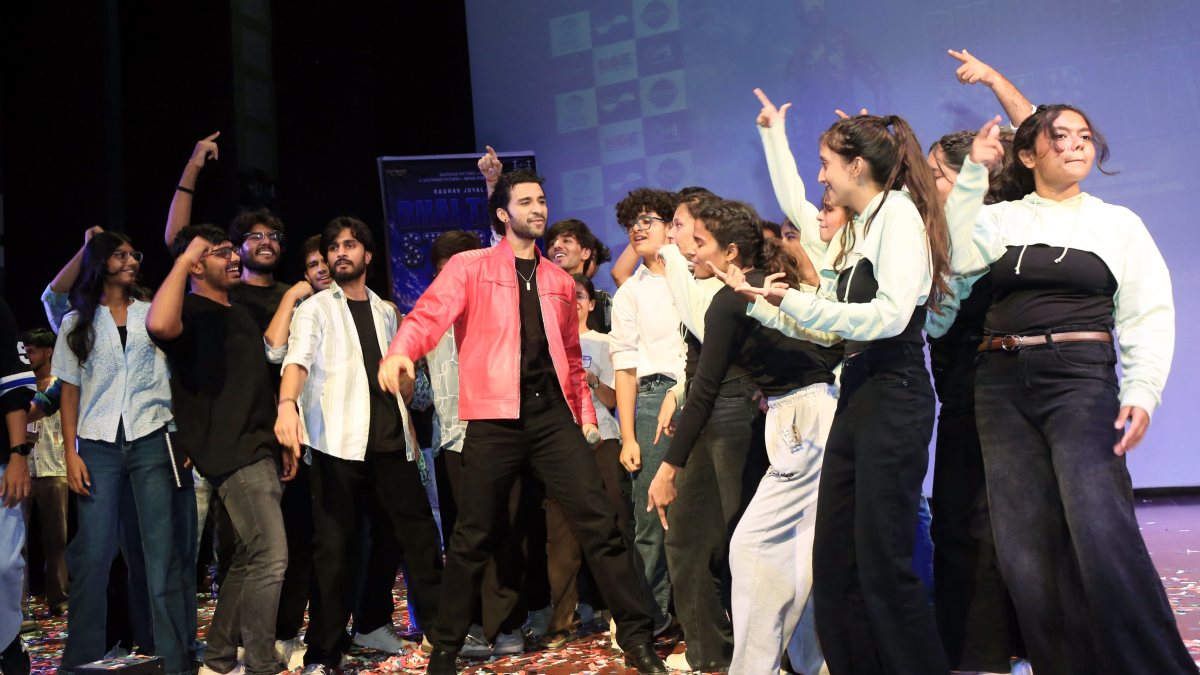 Raghav Juyal dances with students to promote 'Bhai Tera Star Hai' in Jaipur