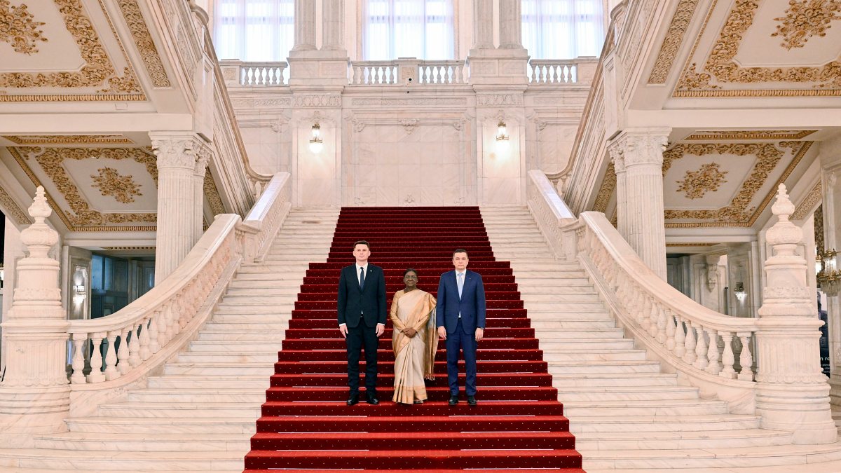 President Murmu poses with Romanian leaders at Parliament Palace
