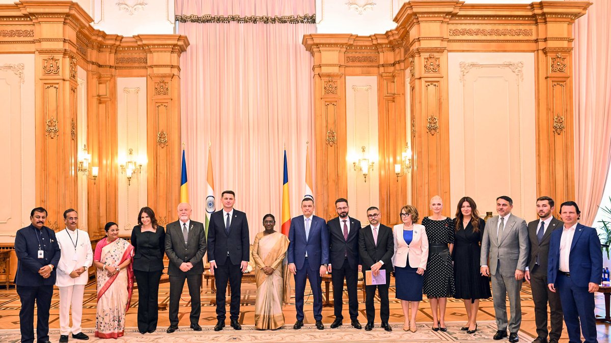 President Murmu poses with Romanian leaders at Parliament Palace