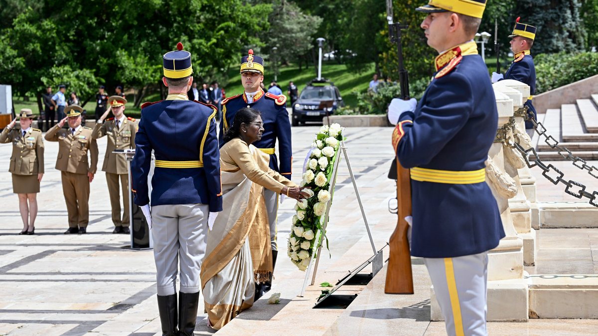 President Droupadi Murmu pays her respects at the Tomb of the Unknown Soldier…