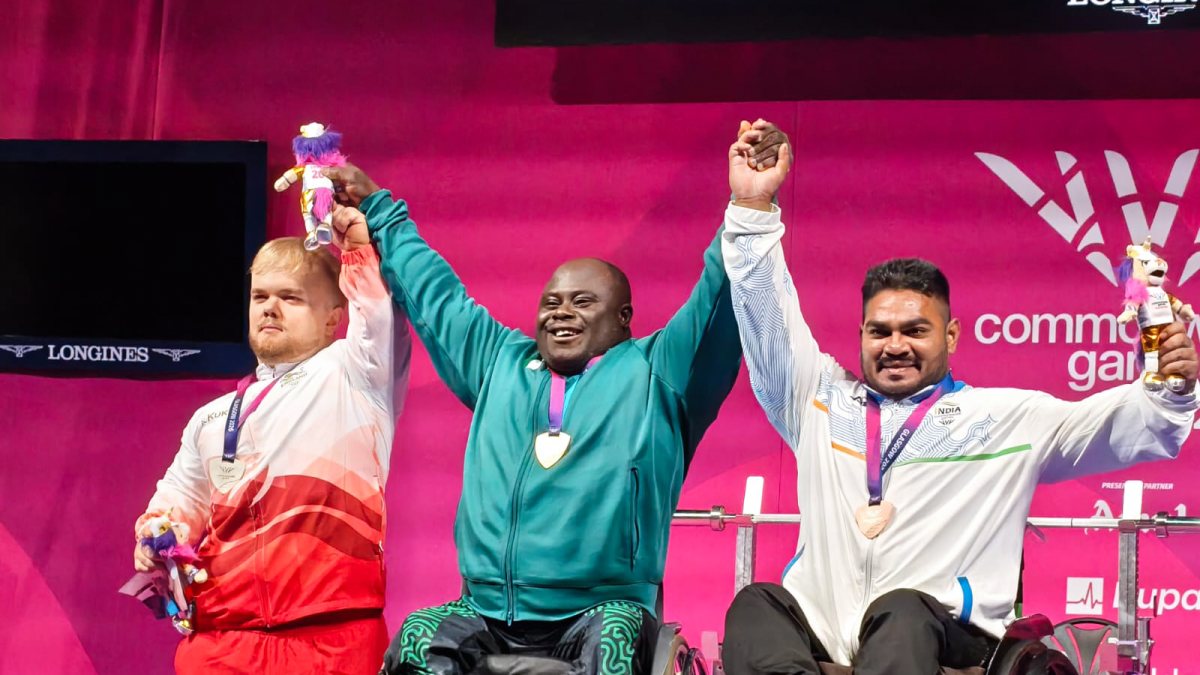 India's para powerlifter Jhandu Kumkar (R) secures Bronze medal in men's…