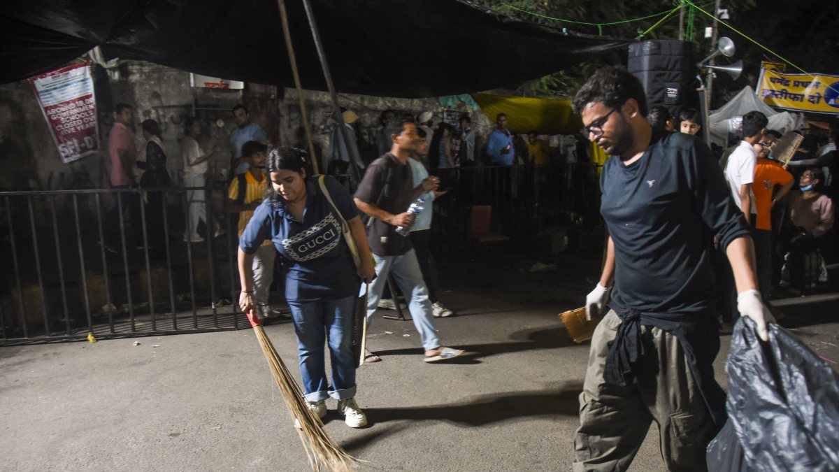 People clean the protest site after CJP protest concludes, at Jantar Mantar in…