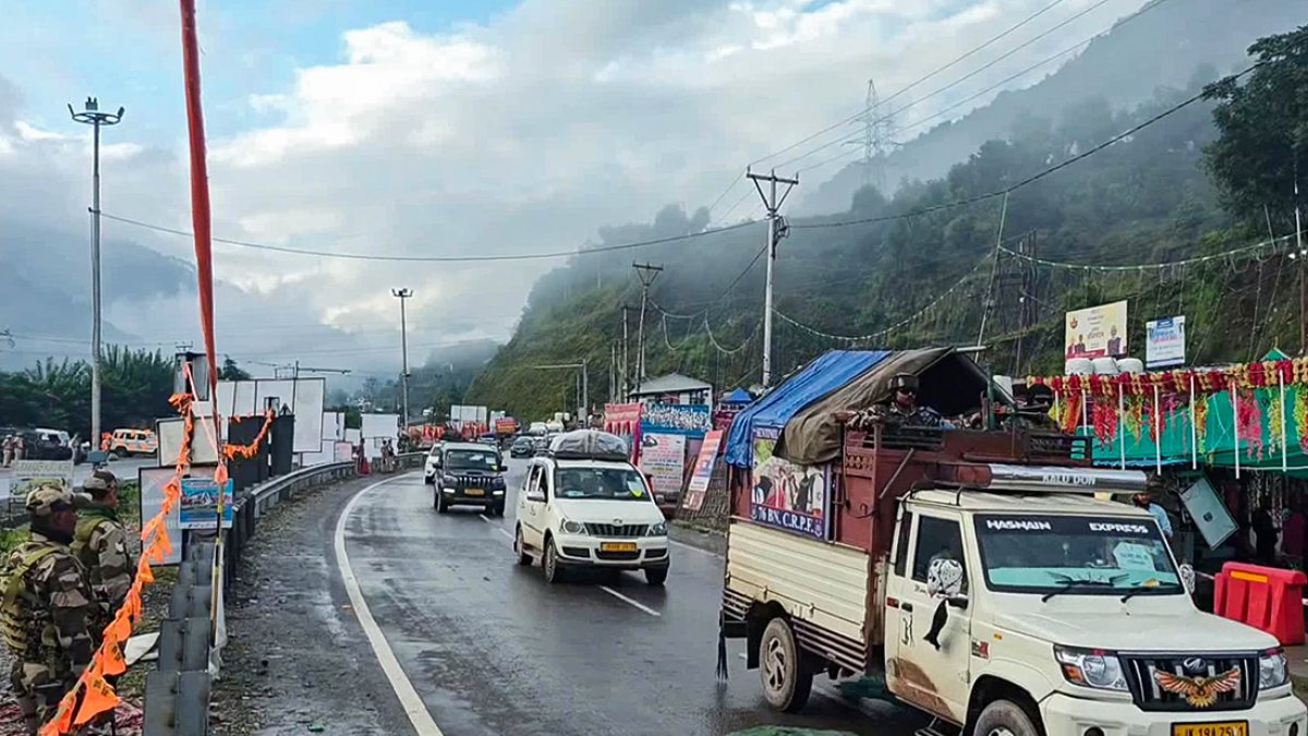 The 19th batch of Amarnath Yatra pilgrims crosses Chanderkote under tight…