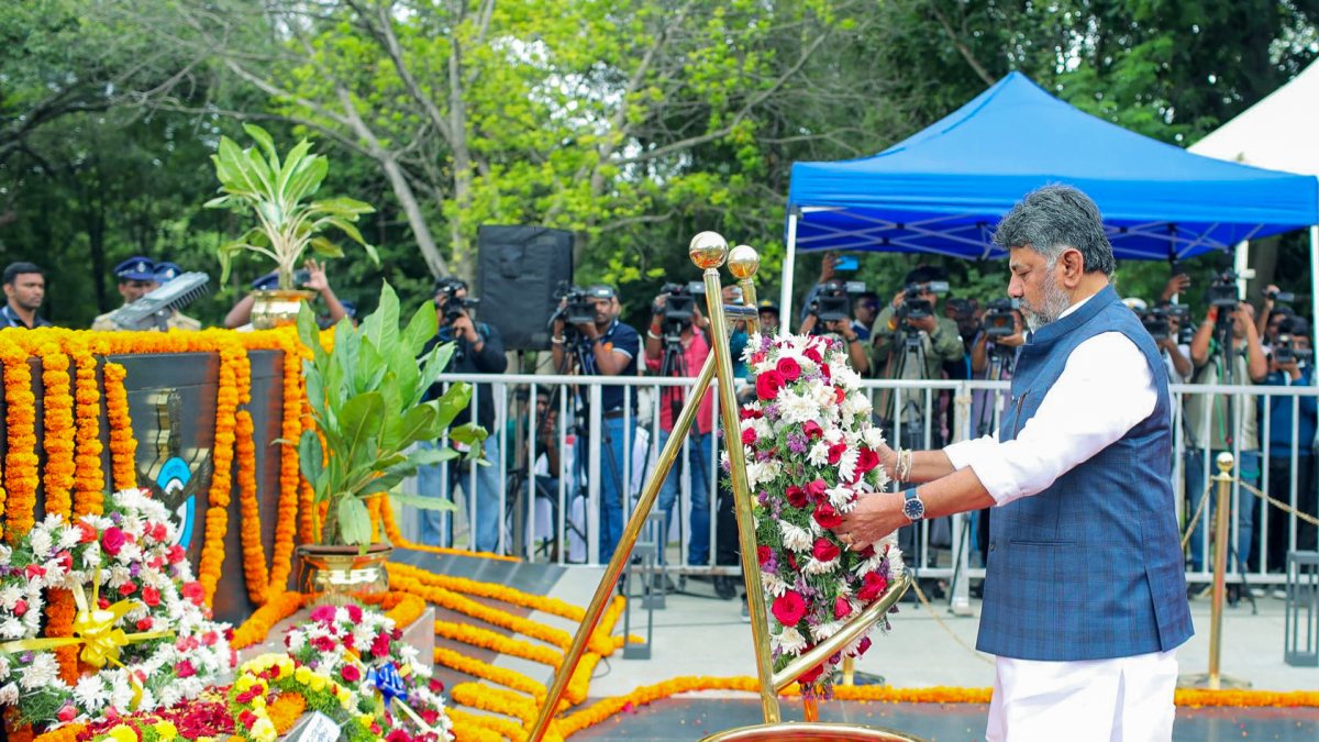 Karnataka Chief Minister DK Shivakumar pays tribute by laying a wreath to…