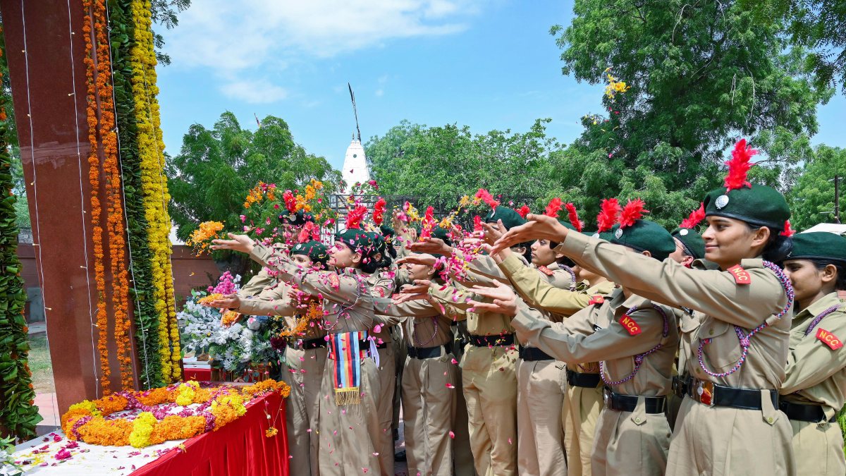 NCC cadets pay floral tributes at Bikaner War Memorial on Kargil Vijay Diwas