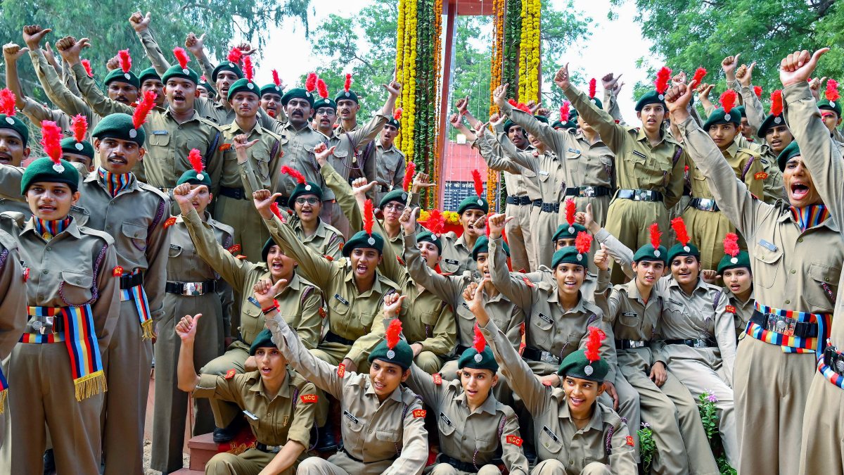 NCC cadets and army personnel pay tribute at Bikaner War Memorial