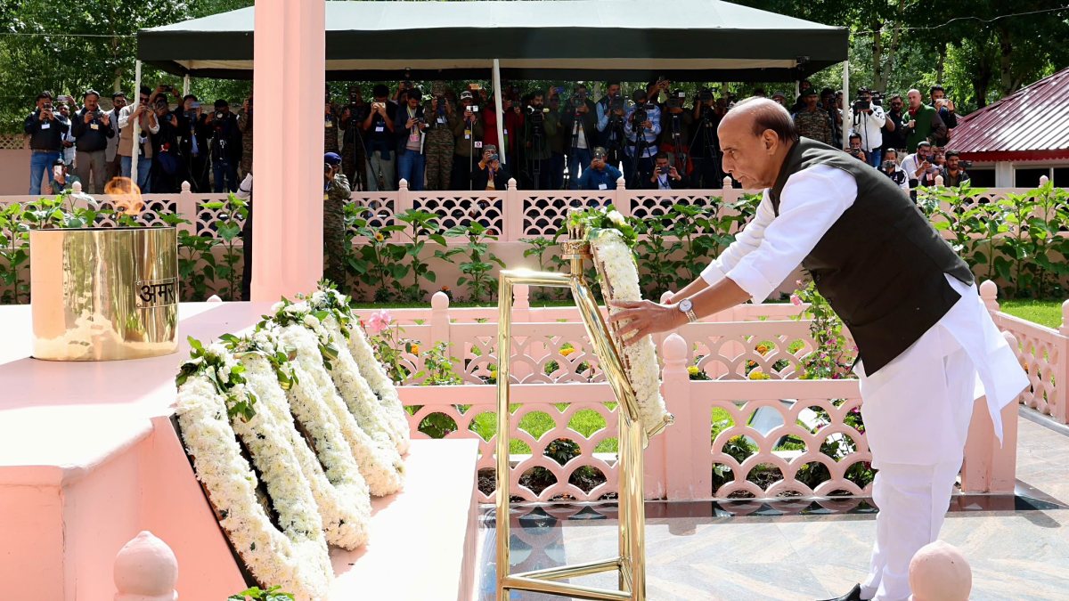 Rajnath Singh pays tribute at Kargil War Memorial on Vijay Diwas