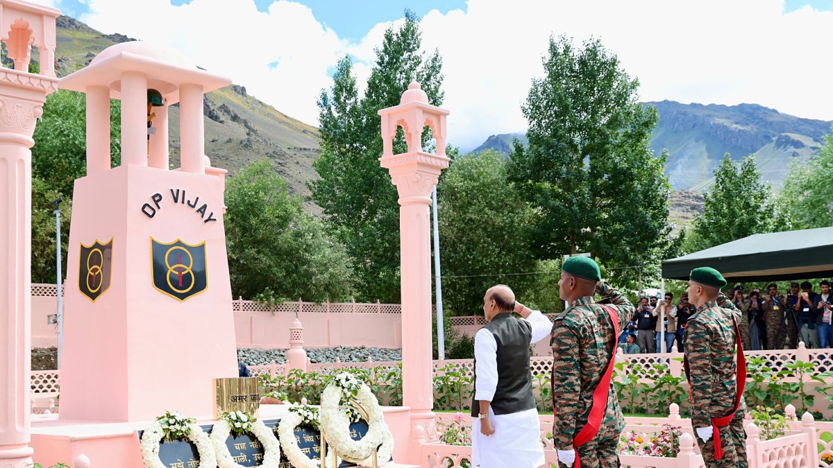 Rajnath Singh pays tribute at Kargil War Memorial on Vijay Diwas
