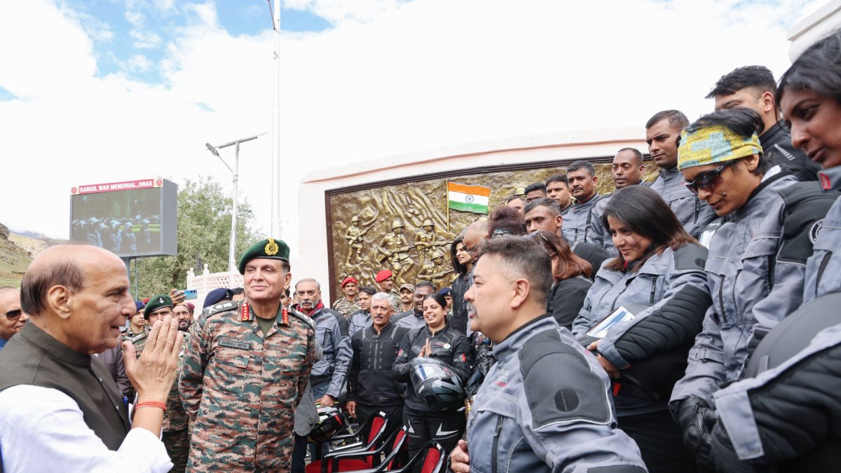 Rajnath Singh joins Shaurya Vijay Yatra in Dras