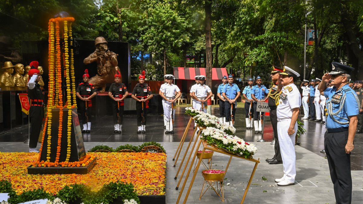 Navy, Army, Air Force chiefs pay tribute on Kargil Vijay Diwas