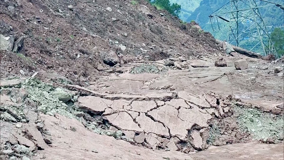 Landslide disrupts traffic on Ramban-Gool road in Pernote