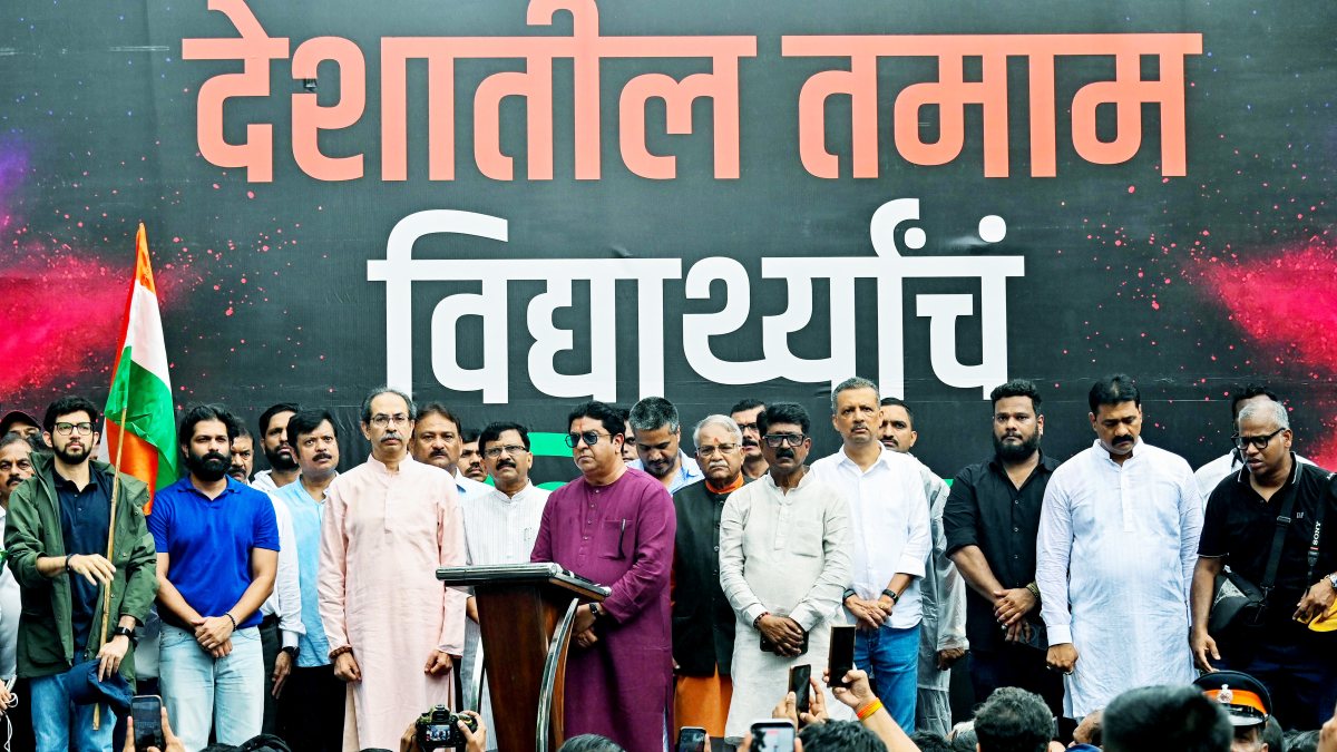 Raj Thackeray, Uddhav Thackeray celebrate Pradhan's resignation